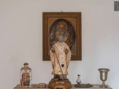 La minuta cappella, dedicata a San Nicola, ospita un altarino, statue e dipinti dedicati al Patrono di Bari
